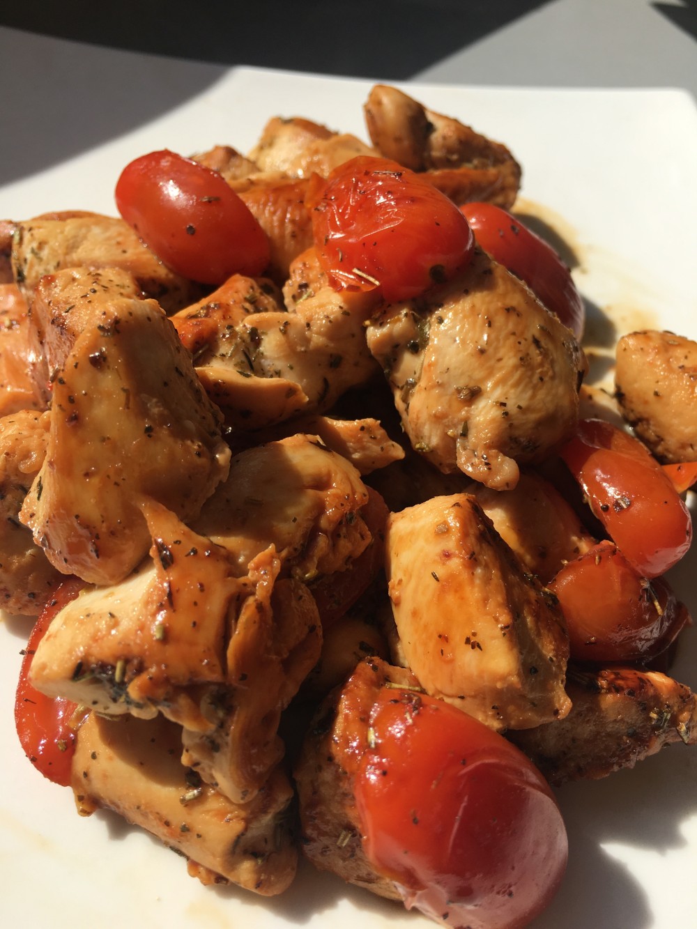 Emincé de poulet, tomate cerise et sauce soja La cuisine des délices de Kabiloutte